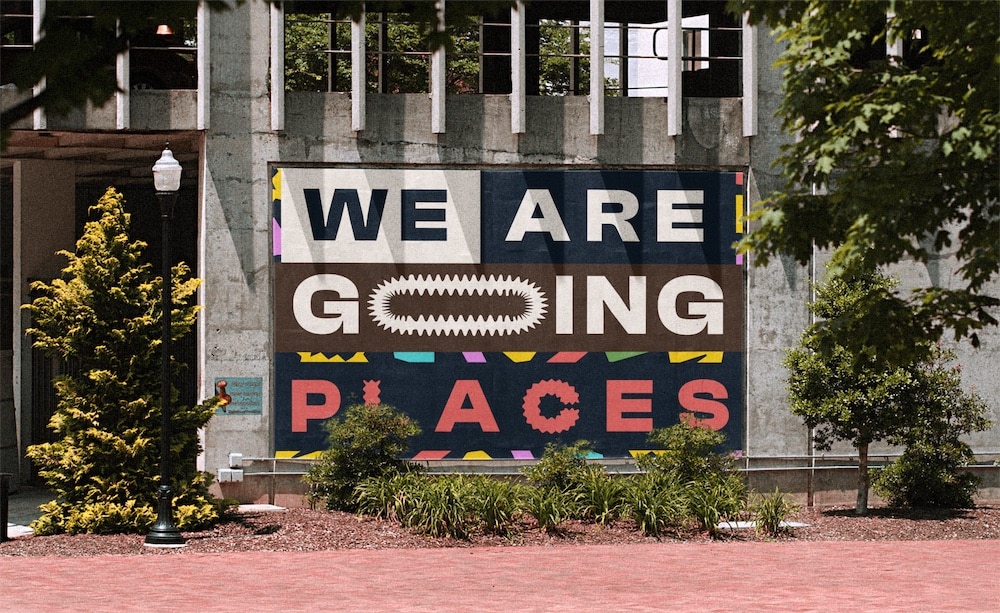 Plakatwand mit dem Tukisonga-Branding in Rot und Erdtönen und dem Claim »We Are Going Places«