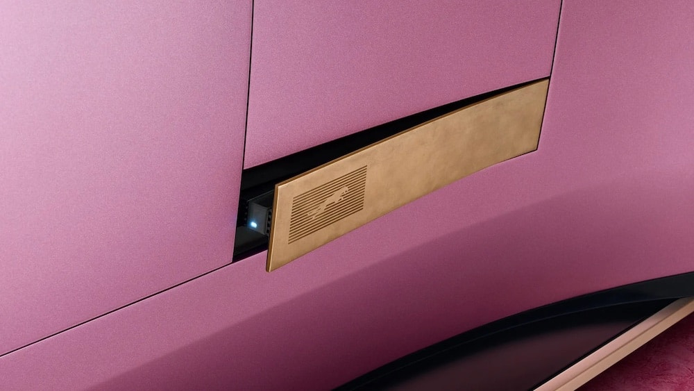 Detail Jaguar Type 00 in Pink, sich öffnende Messingplatte mit springendem eingravierten Jaguar