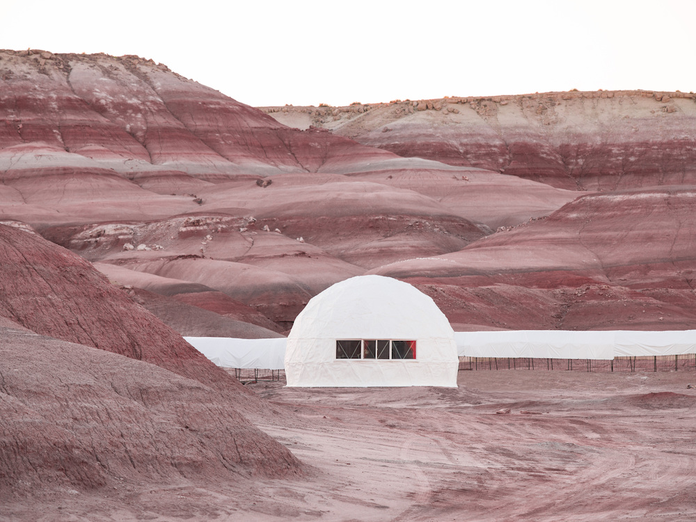 Iglu der Mars Desert Research Station aus weißem Material in der in Rottönen gestreiften Wüsten- und Steinlandschaft von Utah