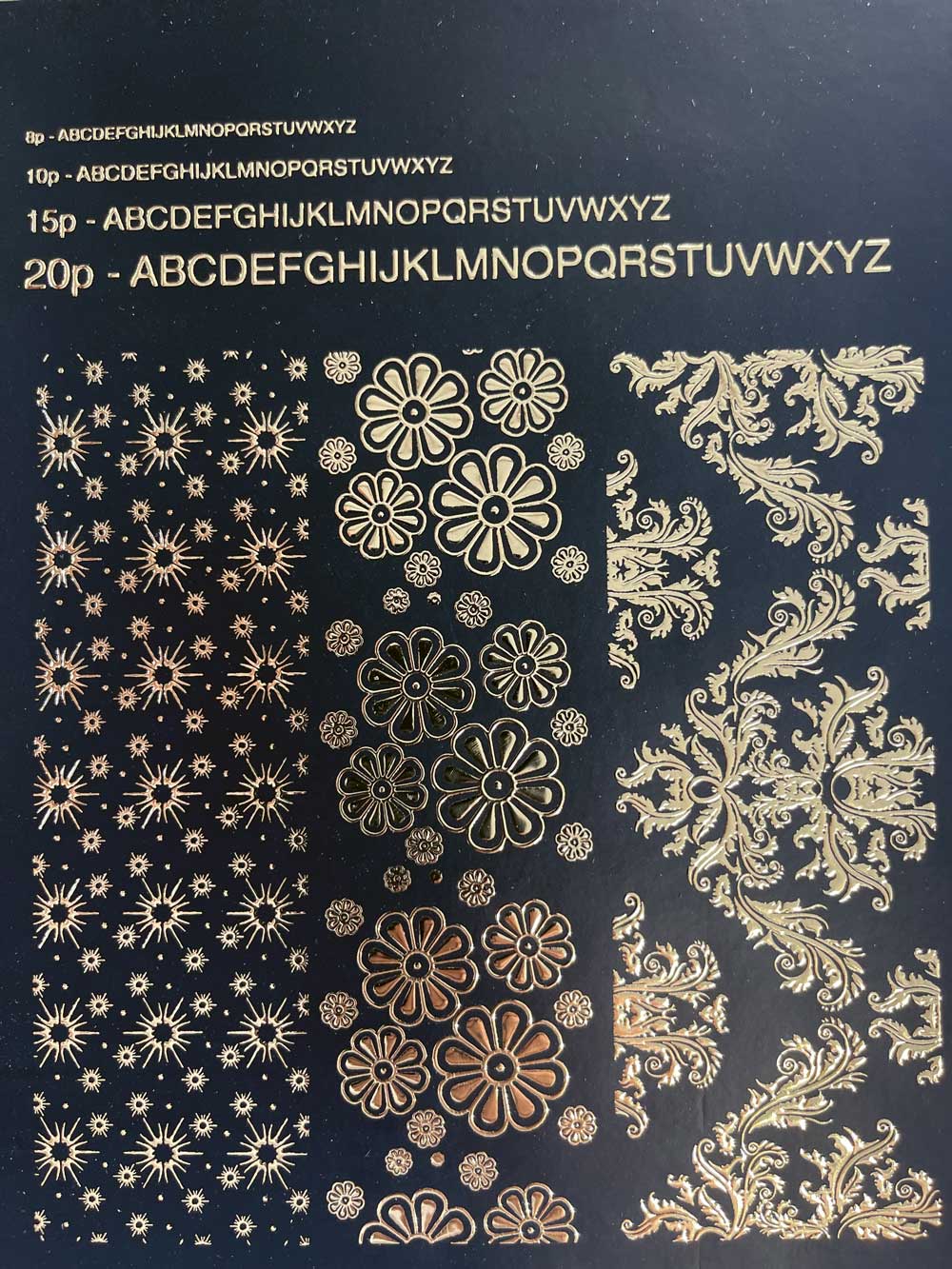 Auch andere Materialien als Papier lassen sich mit der Scodix veredeln. Beispielsweise Leder