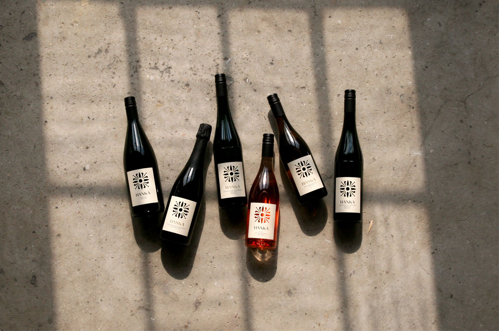 Agenturporträt: agentur alma, Hanka – Redesign für das Weingut im Rheingau, sechs Weinflaschen liegend auf Betonuntergrund