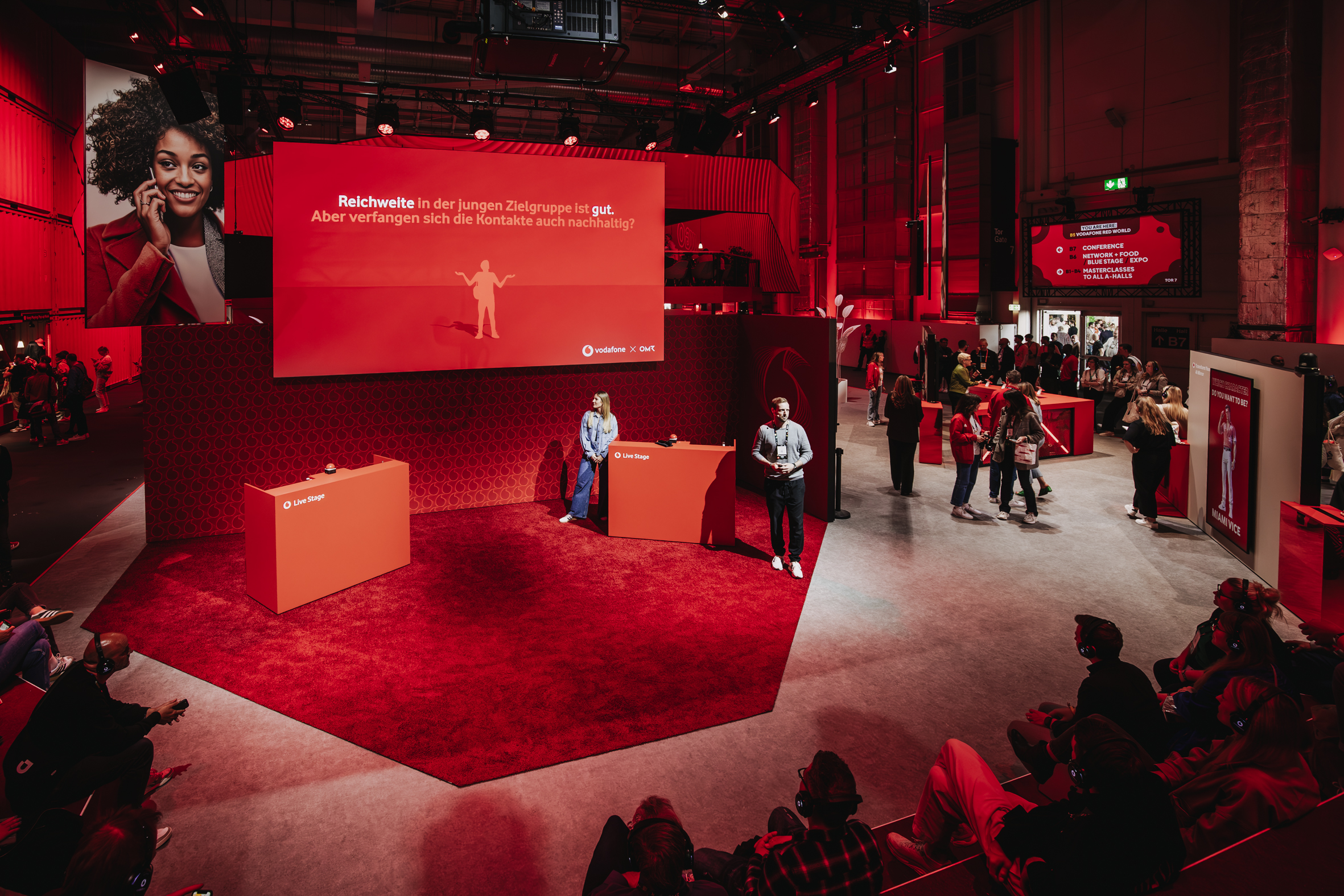 Die kompletten ca. 1500 qm Bodenfläche des Vodafone OMR Messestandes werden von Trash Galore zur Weiternutzung abgeholt