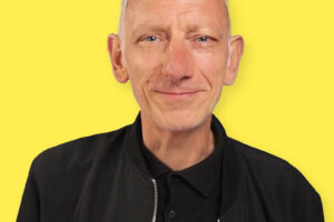 Foto von Stephan Kochs, Rebelko vor gelbem Hintergrund