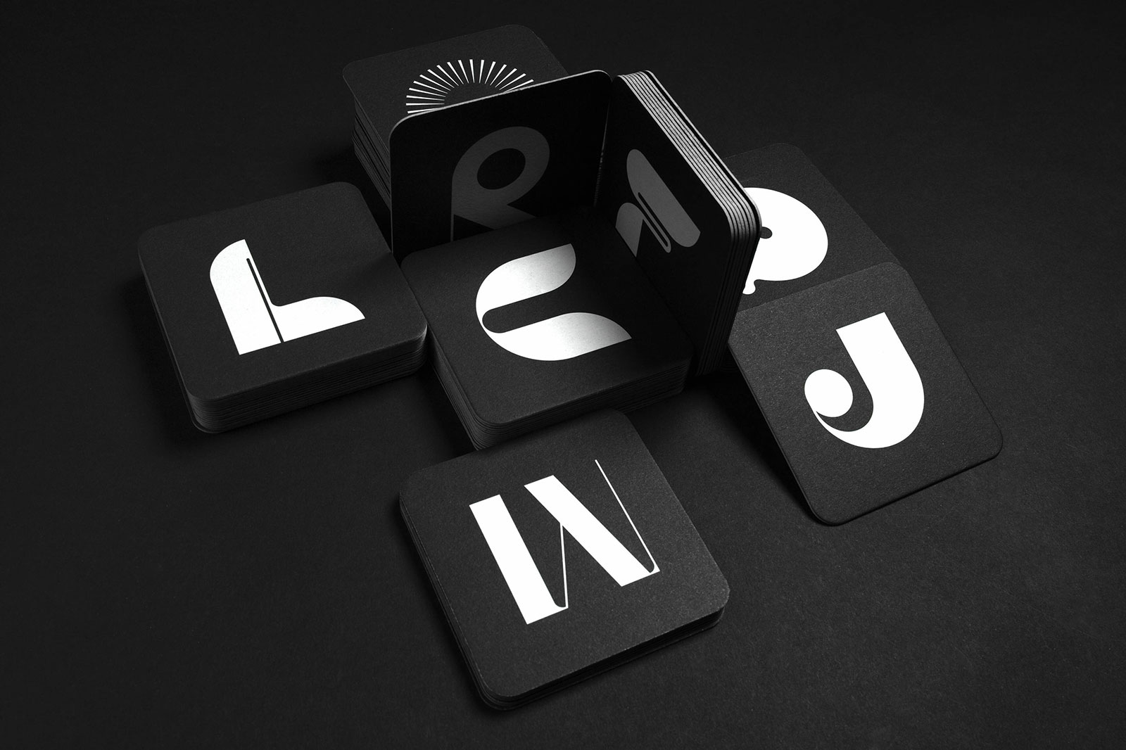 Schmid/Widmaier, House of Type, Typografische Bierdeckel, weiße Schrift auf schwarzen, quadratischen Pappdeckeln mit abgerundeten Ecken