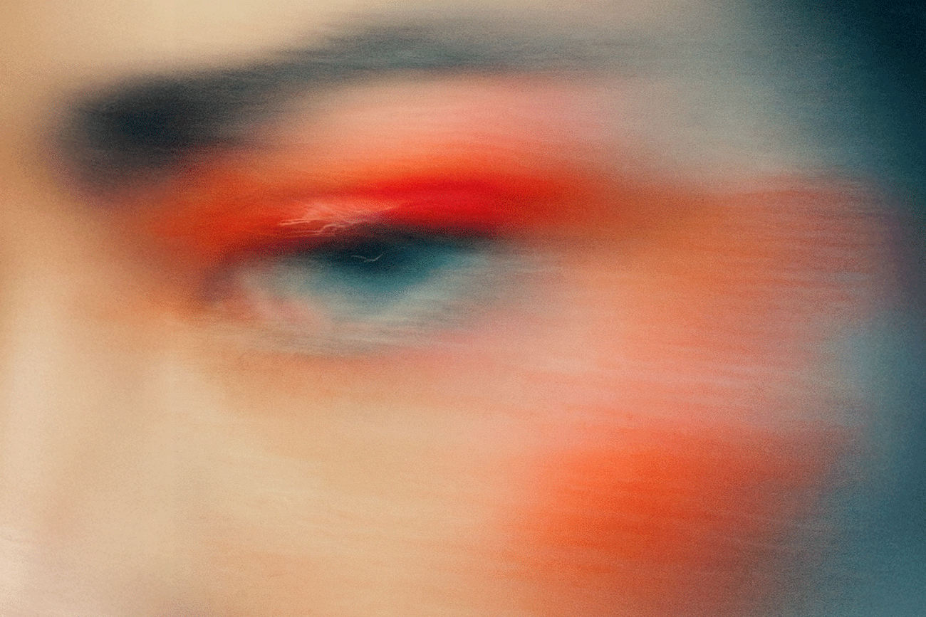 Nahaufnahme Auge mit rotem Lidschatten, verschwommen