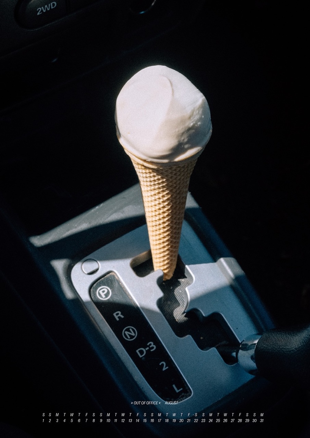 Kalender von Sarah Illenberger 2026 mit Eis, das den Autoschaltknüppel ersetzt