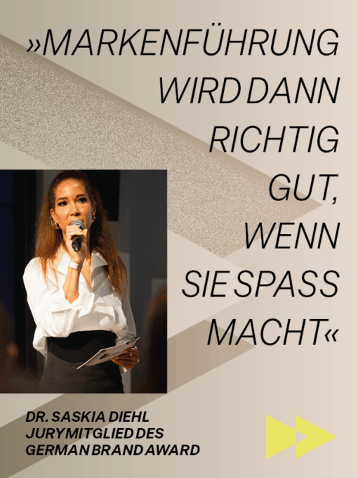 Portrait des Jurimitglieds Dr. Saskia Diehl bei den German Brand Award mit Mikrofon, daneben das Zitat: Markenführung wird dann richtig gut, wenn sie Spaß macht