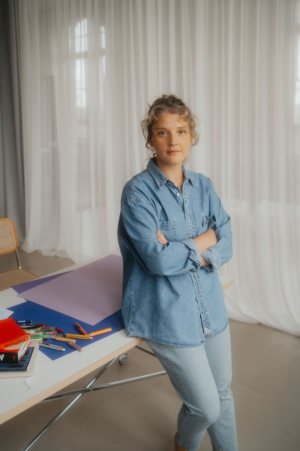 STUDIO B’HAUS, Porträtfoto Ulrike Bruchhaus, Frau in Jeanshemd vor Basteltisch