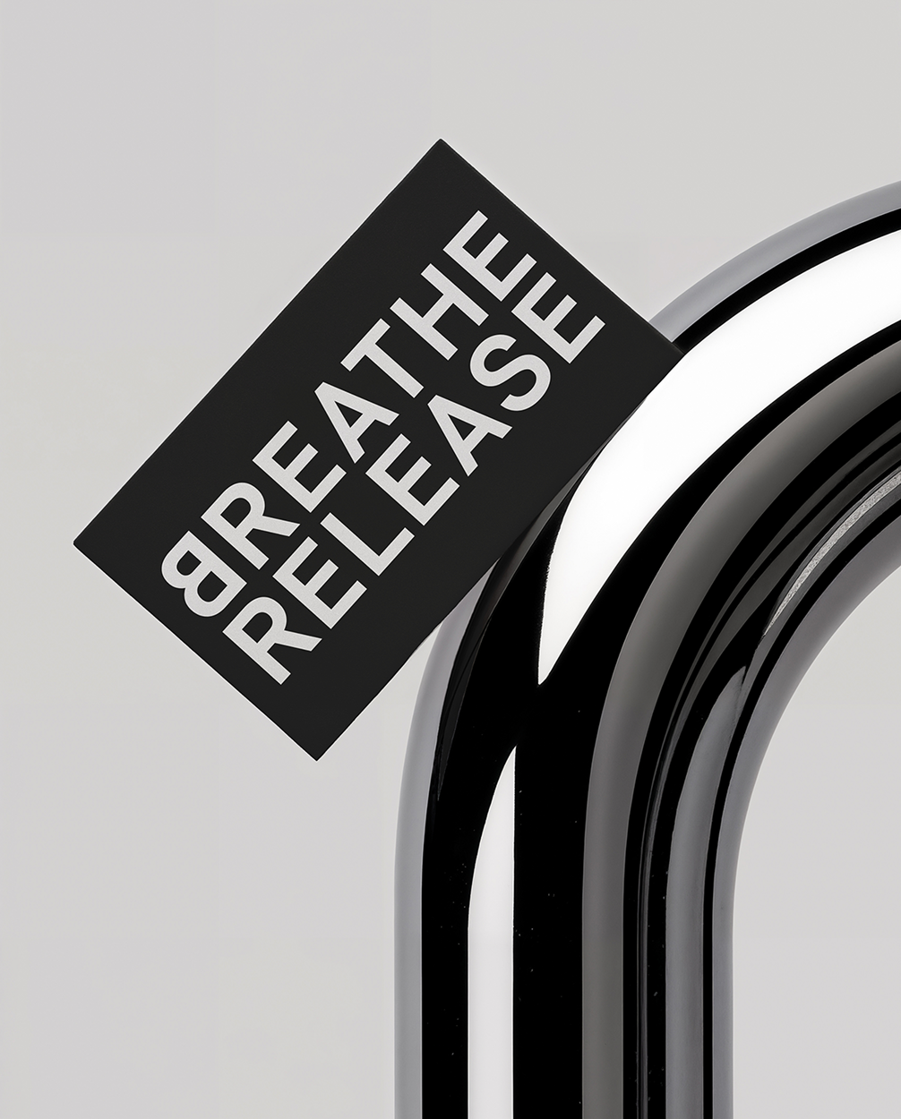 BREATHE–RELEASE – Visitenkarte, weiße Blockschrift auf schwarzem Papier