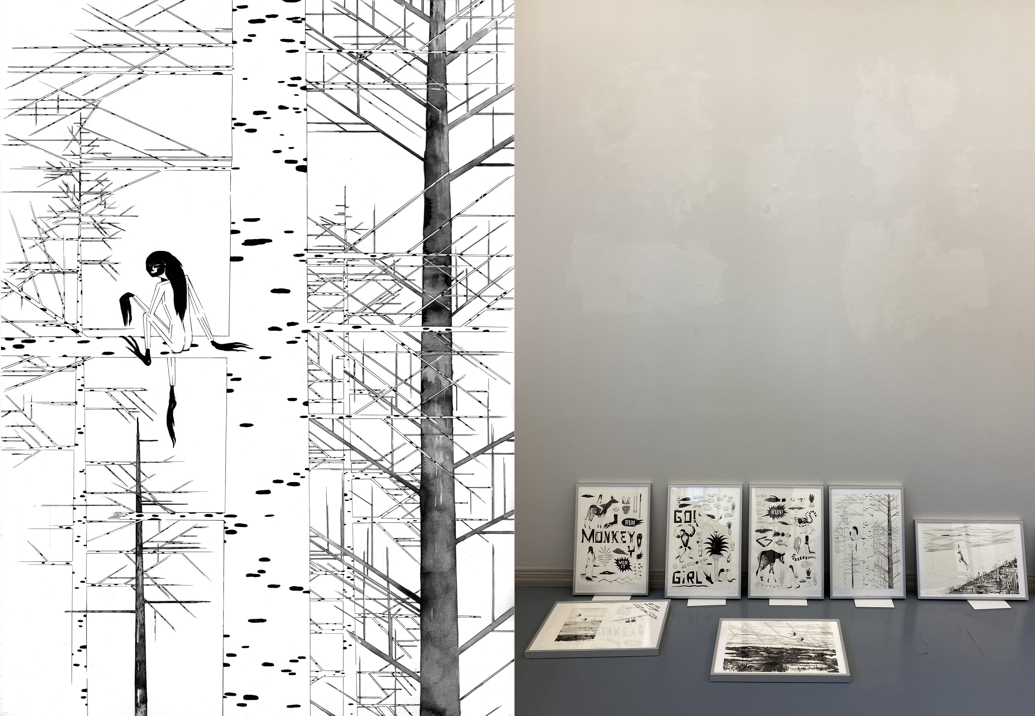 Fotografie einer Wandinstallation mit mehreren gerahmten Schwarz-Weiß-Zeichnungen, die auf einem Tisch oder Podest aufgereiht sind. Links eine große, detaillierte Illustration mit geometrischen Baumstrukturen und einer stilisierten Figur im Wald. Die Werke zeigen vielfältige grafische Motive, darunter Tiere, Schriftzüge und abstrakte Szenen.