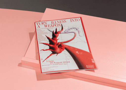 Kunstplakat mit surrealistischer, anatomisch inspirierter Grafik in Rot. Der Titel „Turn Illness Into a Weapon“ steht im Zentrum. Unten Veranstaltungsdetails zur Ausstellung im Kunstraum Kreuzberg.