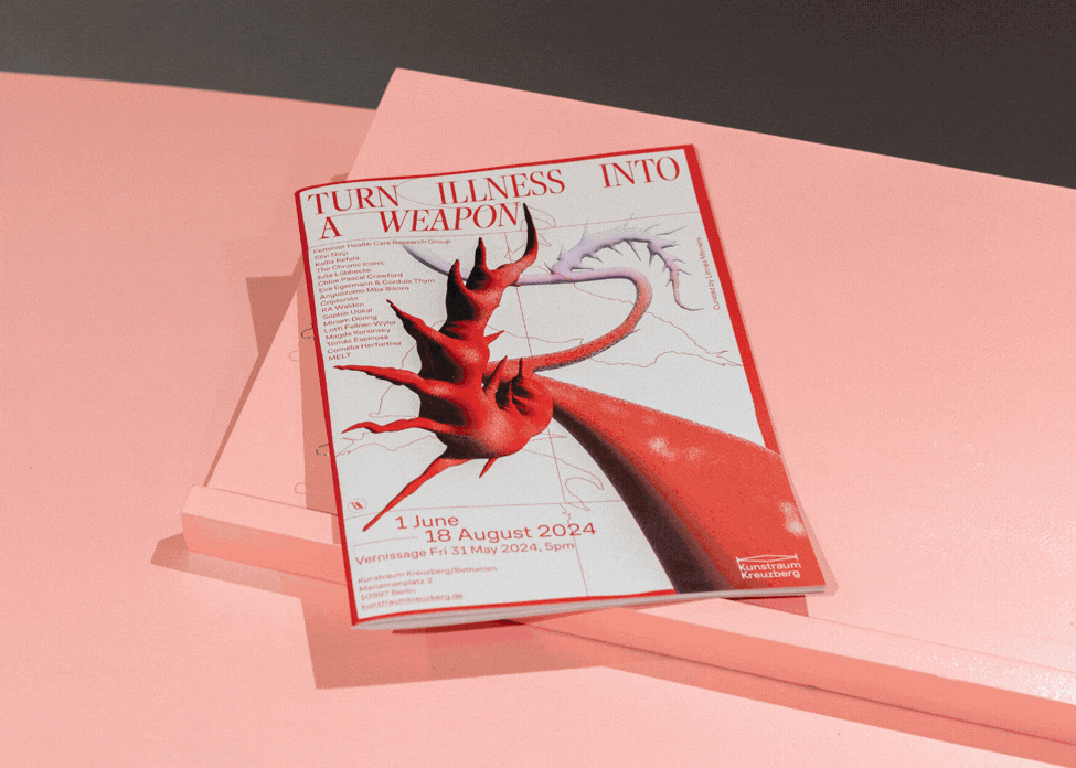 Kunstplakat mit surrealistischer, anatomisch inspirierter Grafik in Rot. Der Titel „Turn Illness Into a Weapon“ steht im Zentrum. Unten Veranstaltungsdetails zur Ausstellung im Kunstraum Kreuzberg.