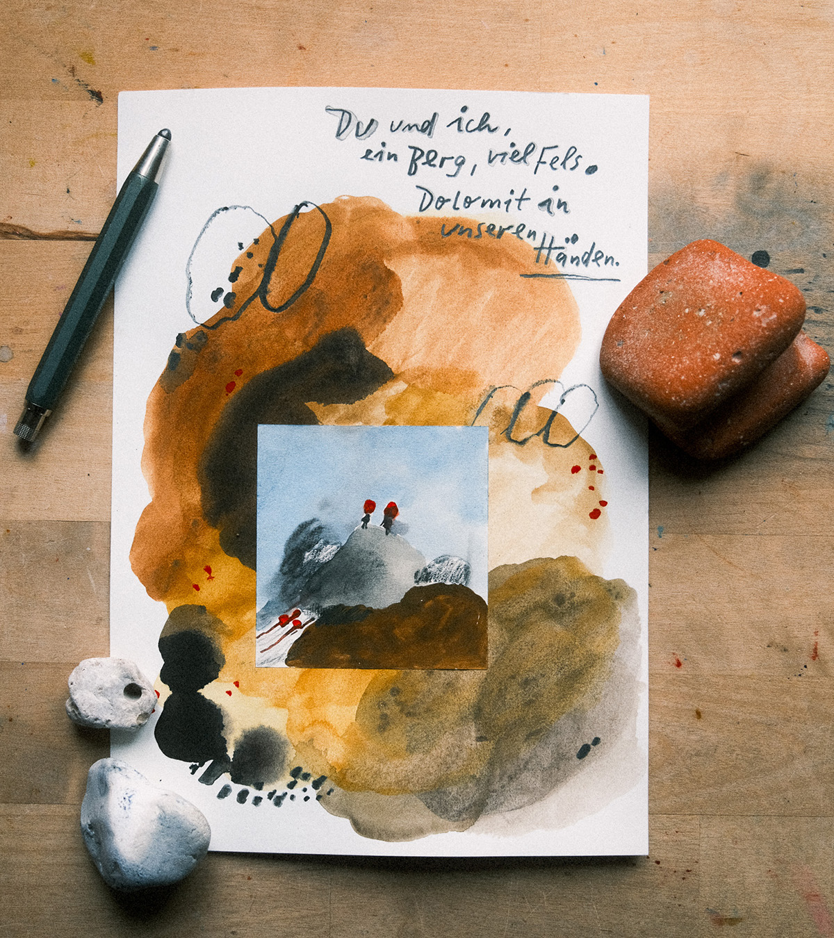 Handgemalte Illustration mit erdigen Farbtönen, einem Bild von zwei Menschen auf einem Berg und handgeschriebenem Text: „Du und ich, ein Berg, viel Fels…“.