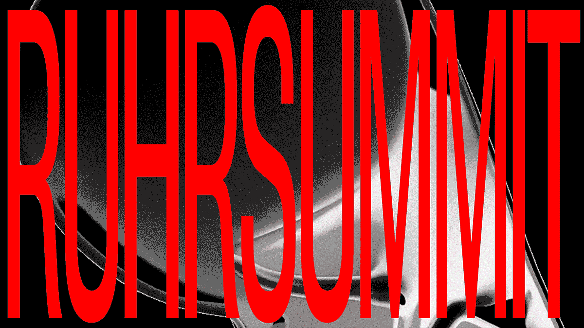 Schwarzer Hintergrund mit abstrakter Struktur, darüber das Wort »RUHRSUMMIT« in extrem hoher, roter, schmaler Typografie. Sehr plakative, moderne Gestaltung.