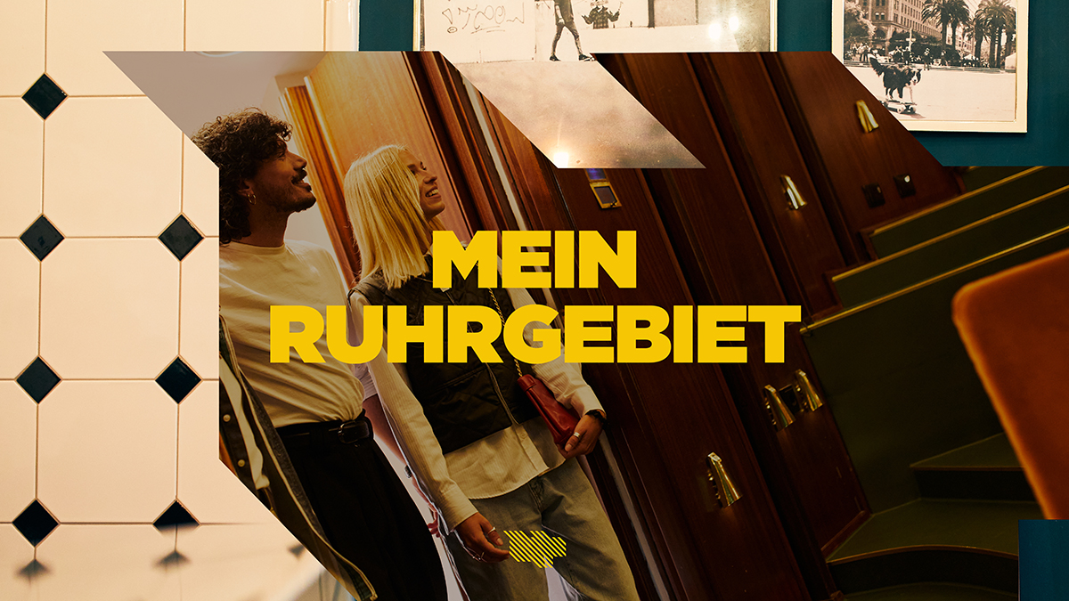 Zentral gesetzter gelber Schriftzug „MEIN RUHRGEBIET“ vor einem freigestellten, asymmetrischen Fotoelement, das zwei junge Menschen beim Museumsbesuch zeigt. Im Hintergrund: gekachelte Wand und historische Schwarz-Weiß-Fotografien.