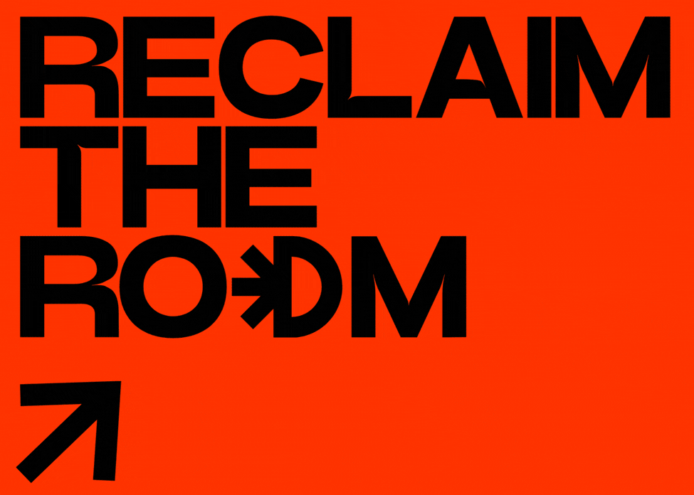 Fettschwarze Typografie auf signalrotem Grund mit aktivistischem Slogan „Reclaim the Room“. Der Buchstabe „O“ ist durch ein Symbol mit Pfeil ersetzt.