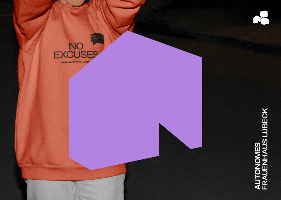 Person in oranger Kapuzenjacke mit dem Claim „No Excuses“. Darüber liegt ein lilafarbenes, abstraktes Haus-Symbol als Key Visual der Kampagne.