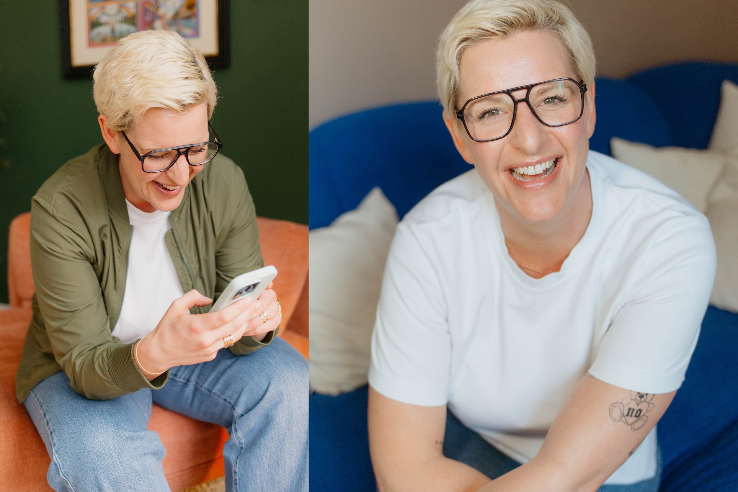 Zwei Porträtfotos nebeneinander: Eine kurzhaarige Person mit heller, blondierter Frisur und schwarzer Brille. Links sitzt sie entspannt auf einem Sofa, lächelt und blickt auf ein Smartphone in ihren Händen. Rechts lächelt sie direkt in die Kamera, sitzt auf einem blauen Sofa, trägt ein weißes T-Shirt und wirkt offen und freundlich.