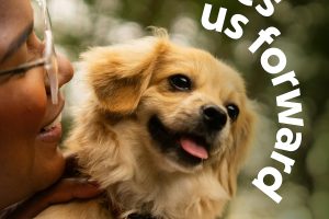 Foto mit Frau und Hund auf dem Arm und der Schrift im Kreis: Giving moves us forward