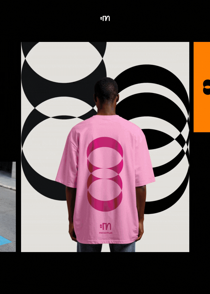 Person mit pinkem Shirt, auf dem die Zahl „8“ aus zwei überlappenden Kreisen gedruckt ist. Im Hintergrund große, grafische Kreise in Schwarz-Weiß-Kontrast.