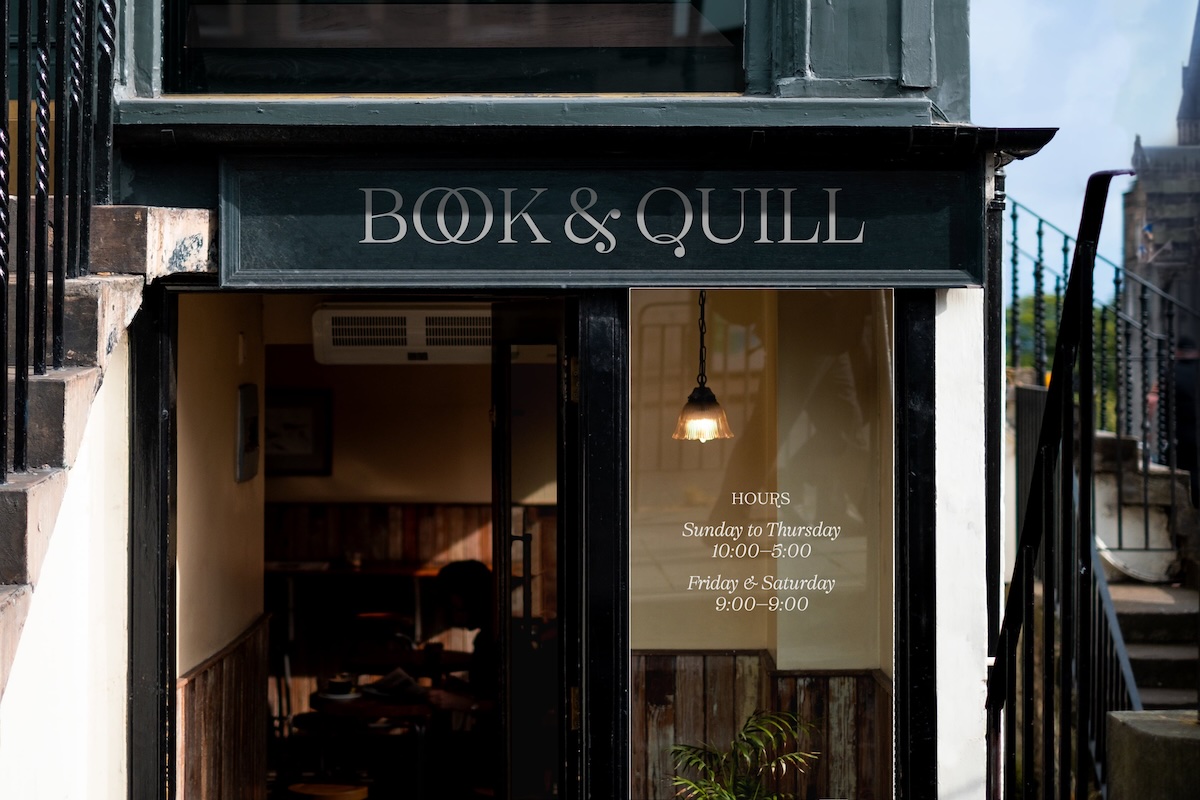 Schrift Selestin der britischen Foundry The Northern Block auf kleinem Buchladen als Schild angebracht 