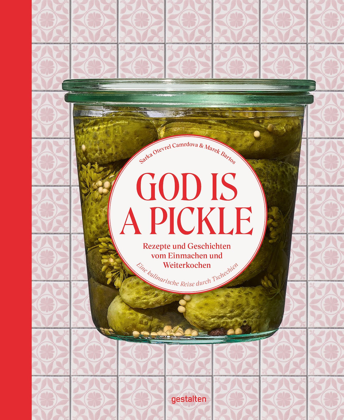 Cover des Buches: God is a Pickle. Rezepte und Geschichten vom Einmachen und Weiterkochen mit rosanem Kachelhintergrund und Gurkenglas davor