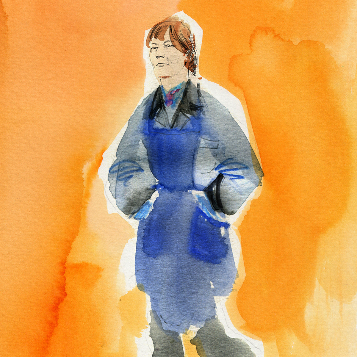 Aquarellillustration einer stehenden Frau mit kurzem rötlichem Haar. Sie trägt einen blauen Arbeitskittel vor einem leuchtend orangefarbenen Hintergrund, die Hände in die Taschen gesteckt.