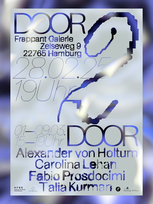 Ausstellungsplakat mit silbrig schimmerndem Hintergrund und blau-schwarzer Typografie; Text »DOOR«, »Frappant Galerie«, »Zeiseweg 9«, »22765 Hamburg«, Datum »28.02.25«, Zeitangabe »19 Uhr«, sowie Künstlernamen »Alexander von Holtum«, »Carolina Lehan«, »Fabio Prosdocimi«, »Talia Kurman«; organische, blau verlaufende Formelemente überlagern die Fläche.