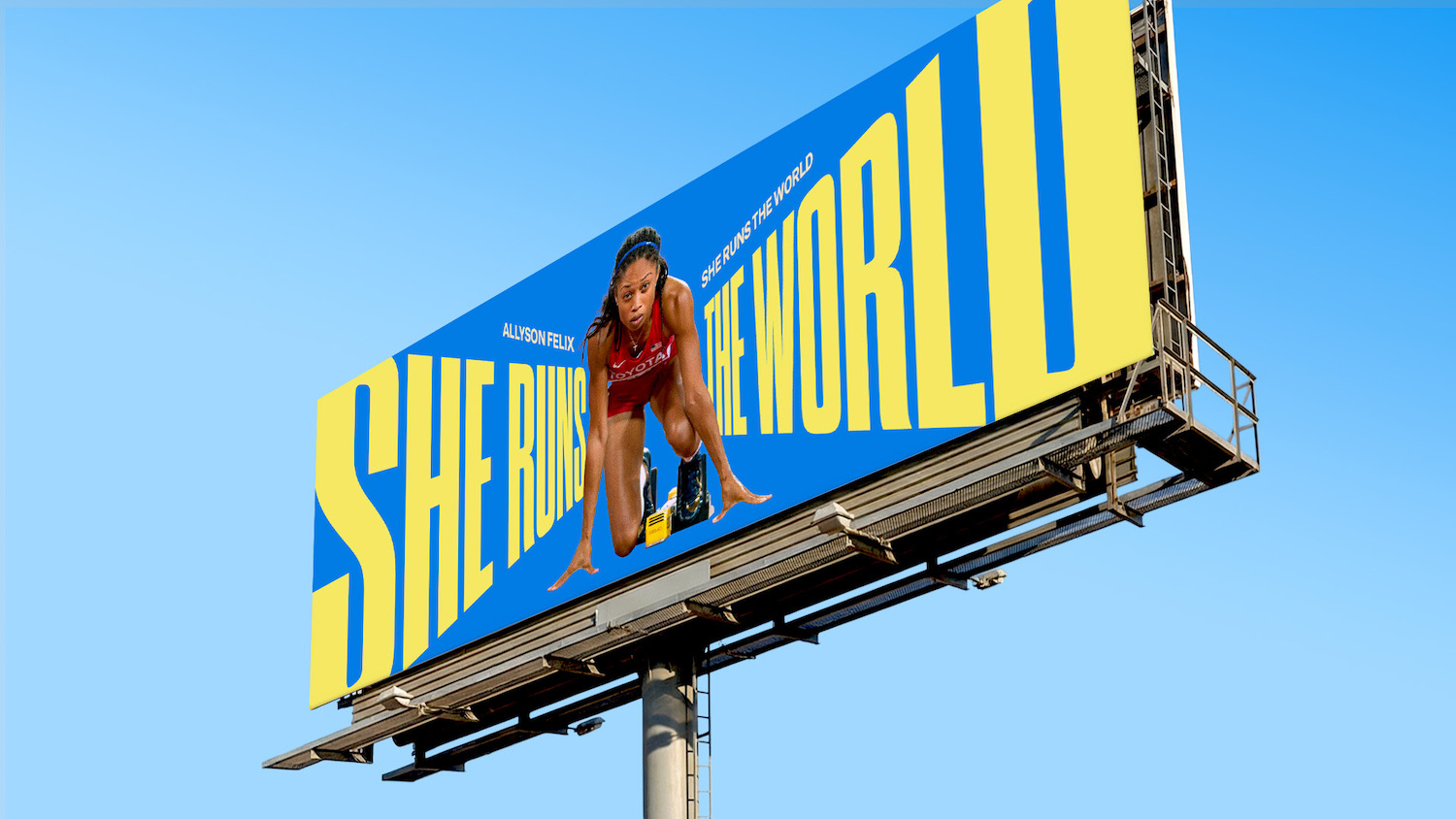 Die Sprinterin Allyson Felix ist in Startposition auf einem Billboard zu sehen. In großer Typo ist auf dem Bild de Titel des Films »She runs the world« abgebildet.