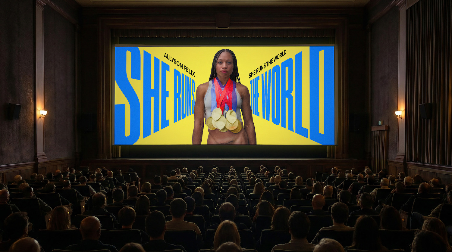 Das Bild zeigt den Anfang des Films »She runs the world« auf einer Kinoleinwand. Ebenfalls zu sheen sind Zuschauer im Kinosaal.