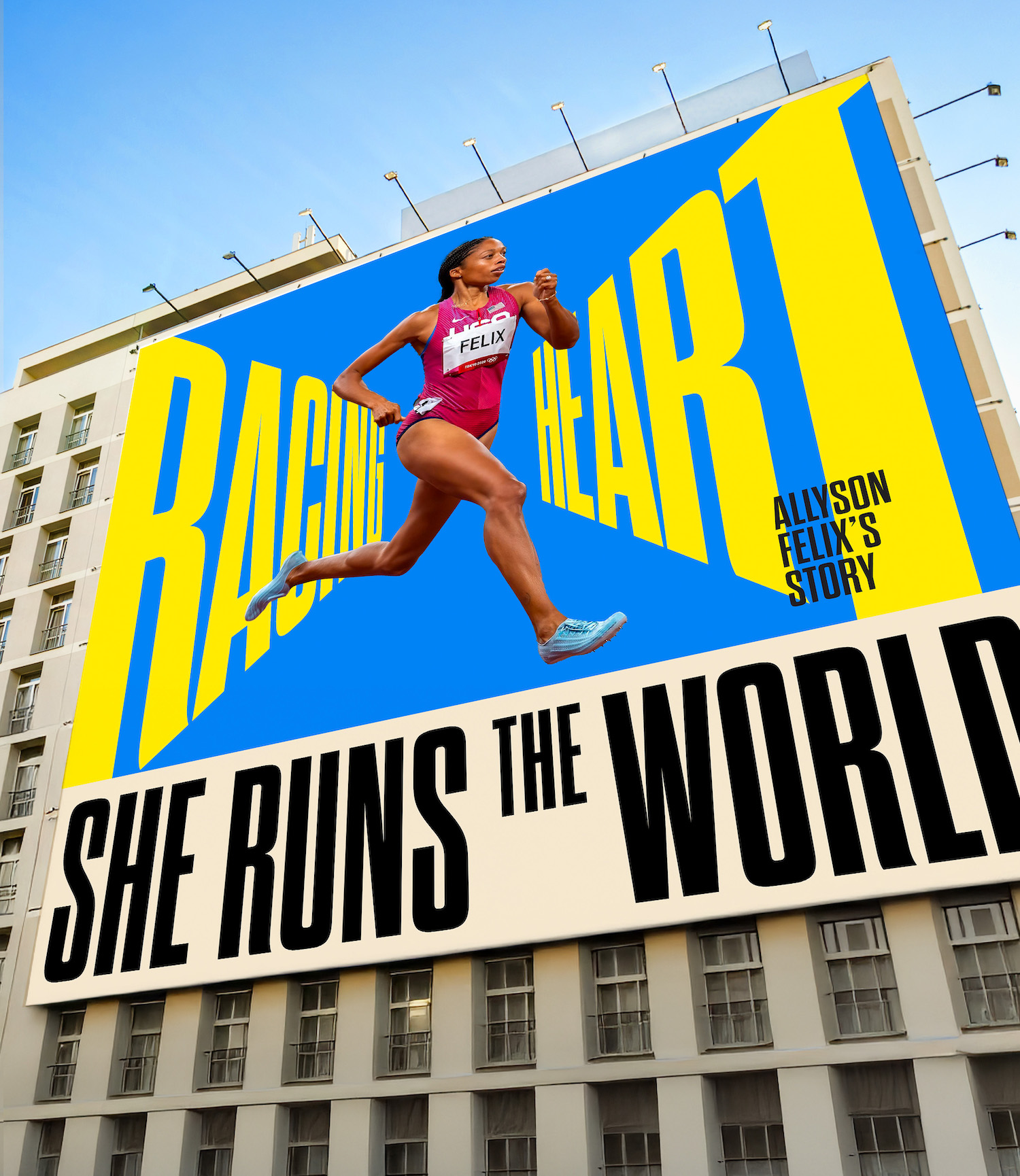 Die Sprinterin Allyson Felix ist laufend auf einem billboard abgebildet, das an einem großen Gebäude hängt.