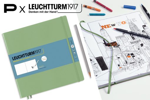 Skizzenbuch „Leuchtturm1917 – Denken mit der Hand“ neben einer geöffneten Seite mit gezeichneter New-York-Stadtszene; daneben liegen Stifte und Wachsmalstifte, oben Schriftzug „P × Leuchtturm1917“.