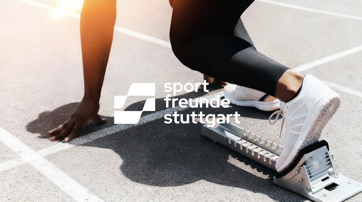 Bildausschnitt, der Läufer am Start zeigt mit Logo der sport freunde stuttgart darüber
