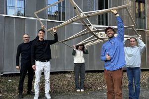 Studierende der Uni Weimar halten ihren Entwurf zur Konstruktion des Messestandes