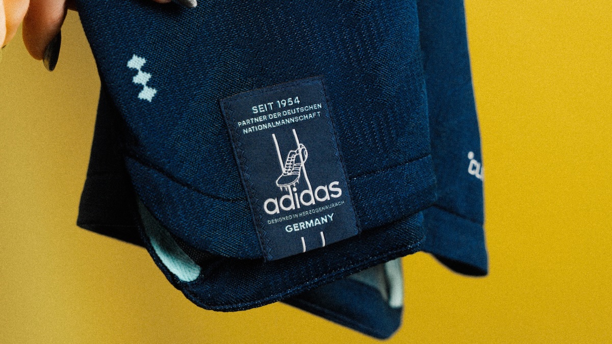 neues Auswärtstrikot: Label, das Fußballschuh zeigt und über Partnerschaft mit adidas berichtet