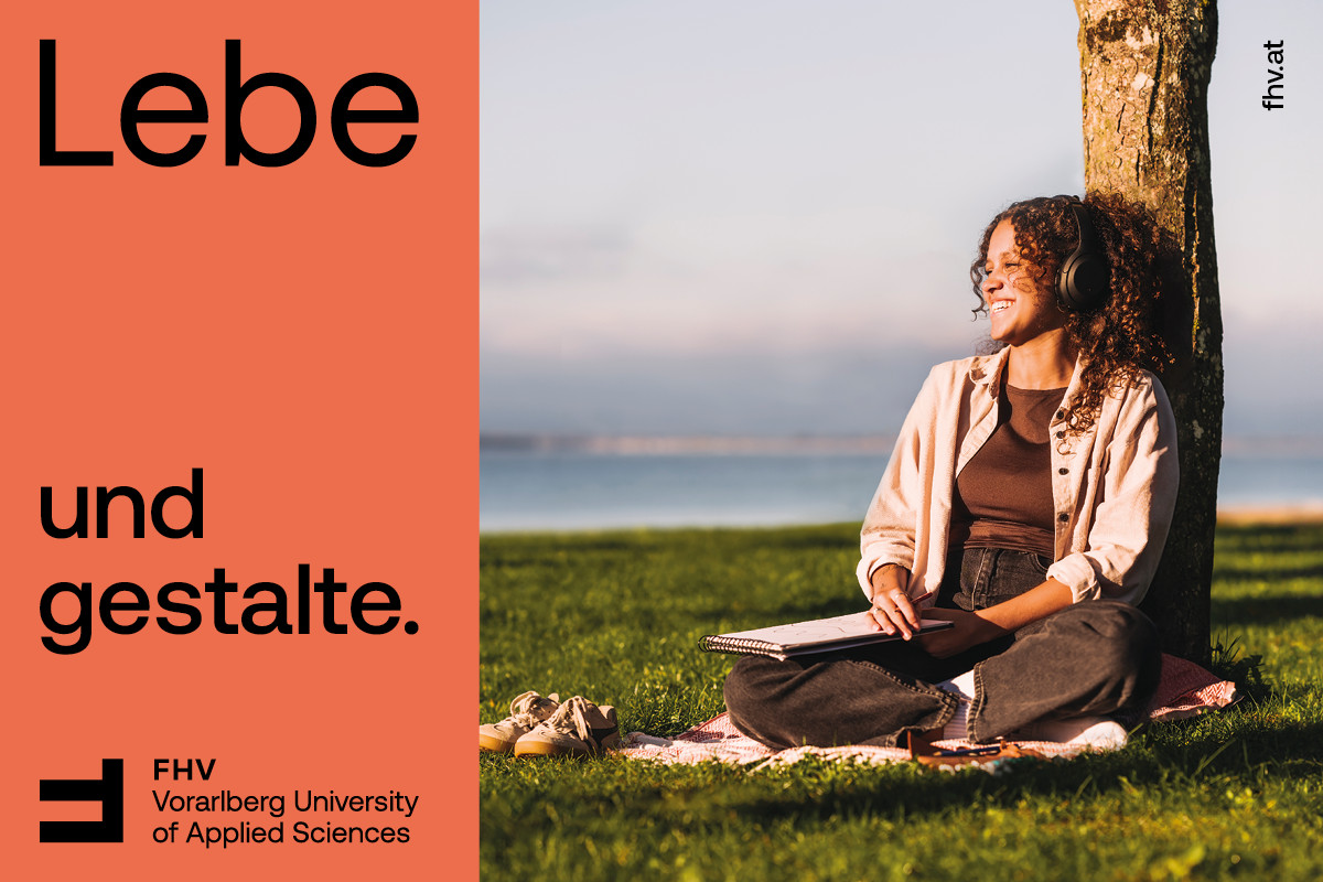 Grafisches Visual FHV Vorarlberg University mit einer Frau, die neben einem Baum auf einer Wiese sitzt 