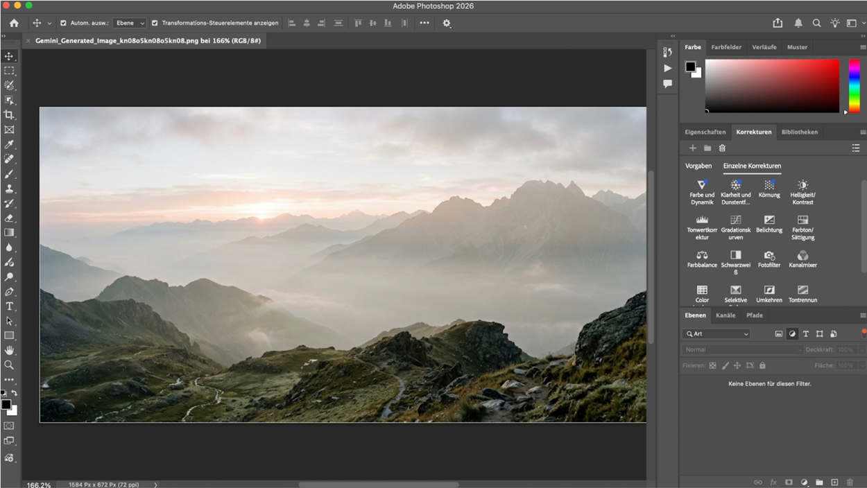 Screenshot von Adobe Photoshop: In der Arbeitsfläche ist ein Panorama mit Berglandschaft im Morgenlicht geöffnet, während rechts Farb- und Korrektur-Panels sowie links die Werkzeugleiste sichtbar sind.