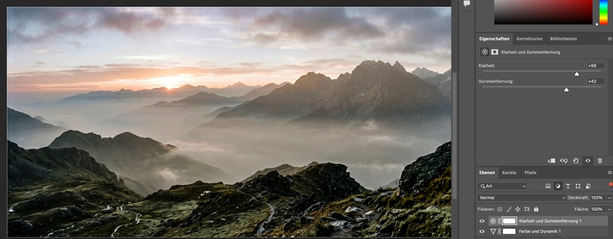 Screenshot von Adobe Photoshop: Bearbeitung einer stimmungsvollen Berglandschaft bei Sonnenaufgang; rechts sind Einstellungen für Klarheit und Dunstentfernung sichtbar sowie Ebenen für Bildanpassungen.