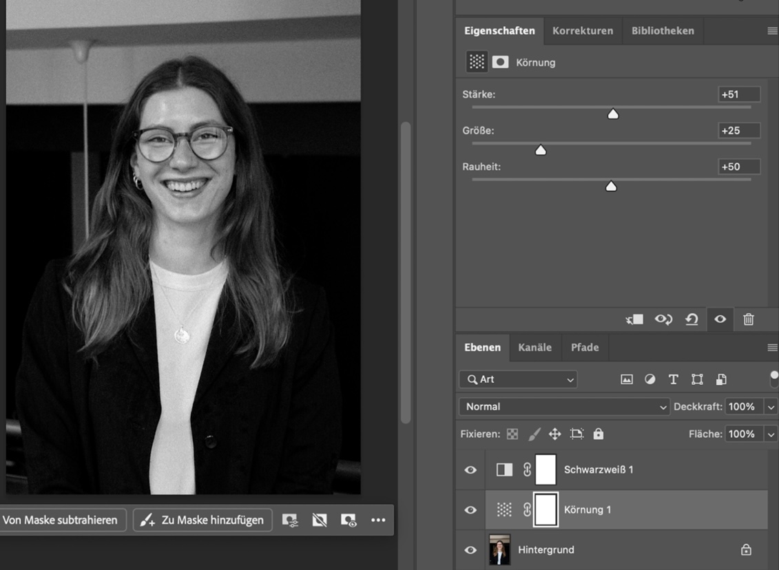 Screenshot von Adobe Photoshop: Schwarzweiß-Porträt einer lächelnden Frau mit Brille; rechts sind Einstellungen für Körnung sichtbar sowie Ebenen für Schwarzweiß- und Rausch-Effekte.