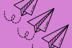 Drei Papierflieger auf pinkfarbenem Hintergrund