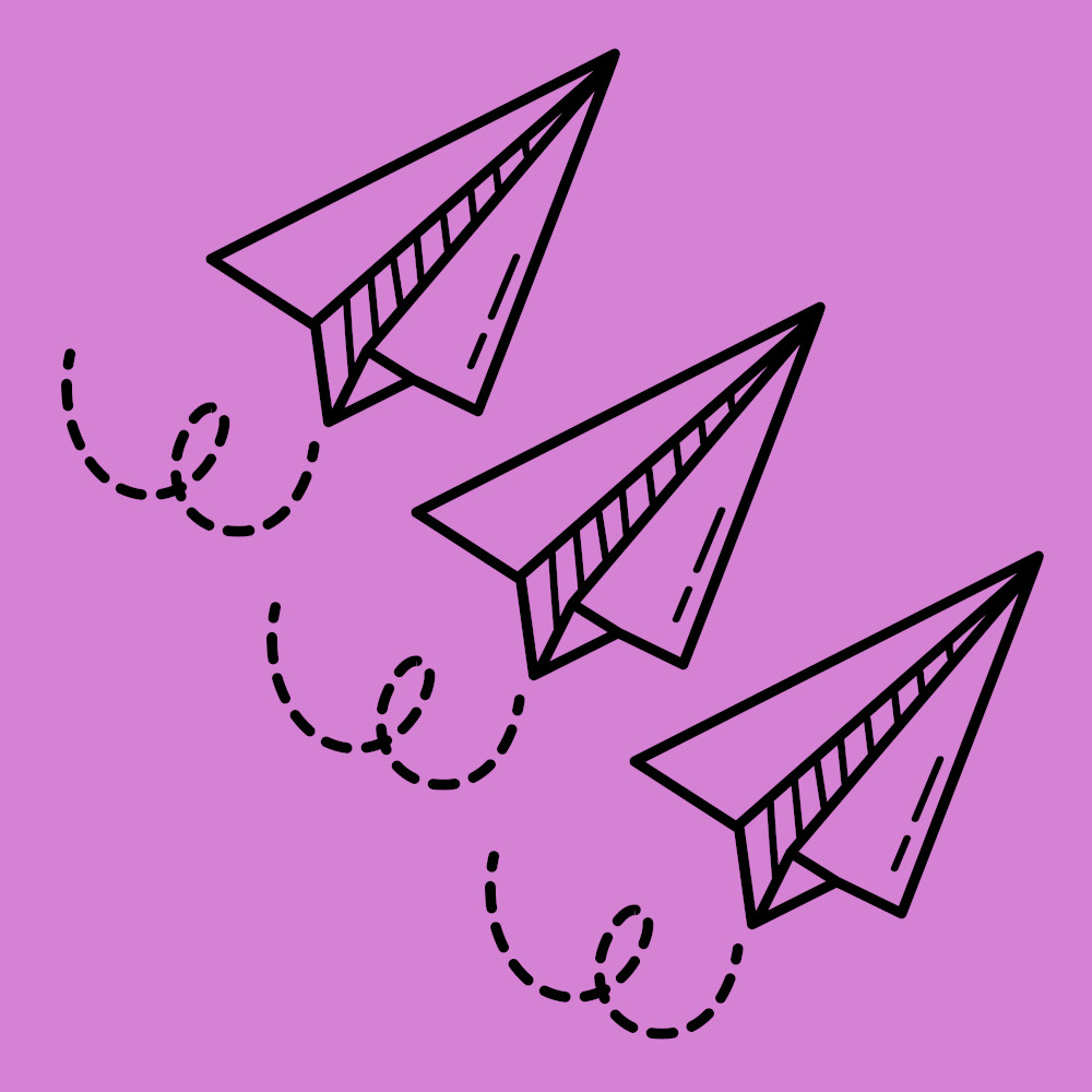 Drei Papierflieger auf pinkfarbenem Hintergrund