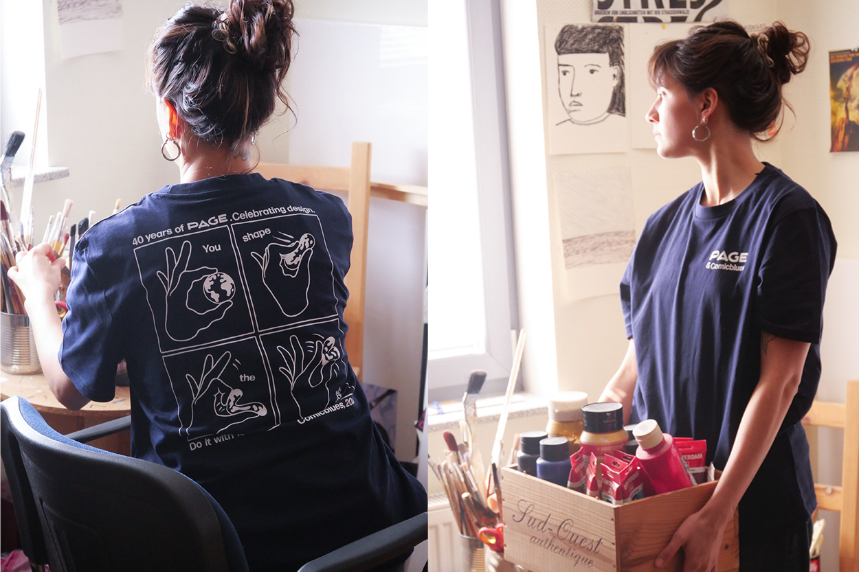 Zweiteiliges Bild einer Person in einem hellen Atelier: Links sitzt sie mit dem Rücken zur Kamera an einem Tisch mit Pinseln und trägt ein dunkles T-Shirt mit weißem Comic-Print aus vier Panels („40 years of PAGE. Celebrating design.“ und „You shape the world. Do it with love!“). Rechts ist die Person im Profil zu sehen, hält eine Holzkiste mit Malfarben und trägt das gleiche Shirt mit kleinem „PAGE & Comicblues“-Logo auf der Brust.