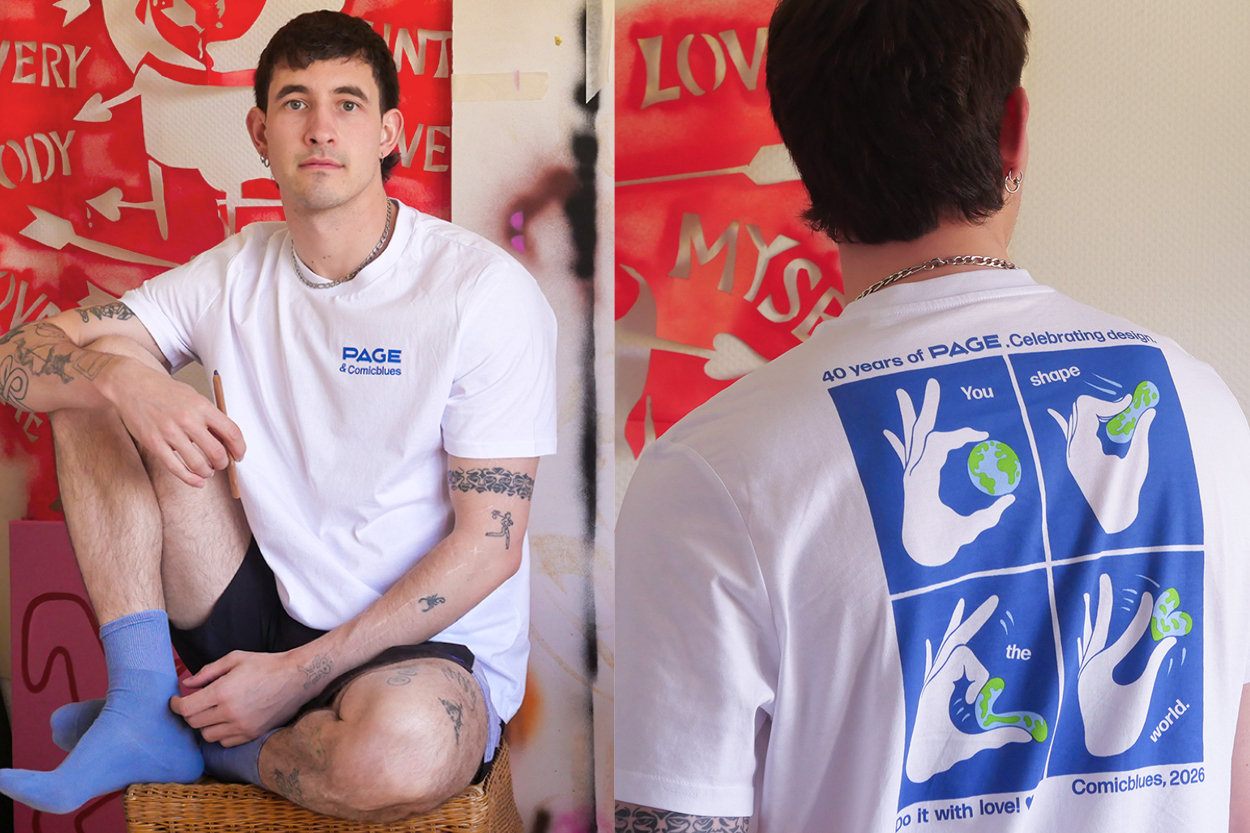 Zweiteiliges Bild eines Models in einem Raum mit roten, grafischen Postern: Links sitzt die Person frontal auf einem Hocker und trägt ein weißes T-Shirt mit kleinem „PAGE & Comicblues“-Logo auf der Brust. Rechts ist die Rückansicht zu sehen mit einem großen blauen Comic-Print aus vier Panels, in denen Hände eine Erde formen, sowie dem Text „40 years of PAGE. Celebrating design.“ und „You shape the world. Do it with love!“.