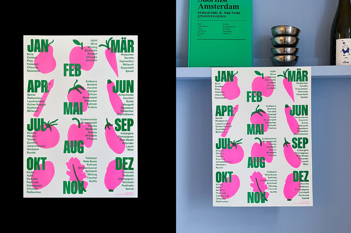 Zwei risografierte Saisonkalender-Plakate, fotografiert in einer Küchenumgebung. Die Plakate zeigen alle zwölf Monate mit je einer pinken, vereinfachten Gemüseillustration und den dazugehörigen saisonalen Gemüse- und Obstsorten in dunkelgrüner Schrift auf hellem Hintergrund. Die Monatskürzel sind in großen, fetten Versalien gesetzt.