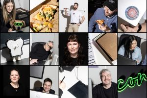 Teamcollage der Designagentur Convoy im 3×5-Raster. Die fünfzehn Felder zeigen humorvolle Einzel- und Detailporträts der Teammitglieder in Büro- und Alltagssituationen, ergänzt durch verspielte Accessoires und Objekte wie eine Pizza, ein Golfschläger, Designer-Toys, ein Neonschriftzug und ein Buchcover. Die Collage vermittelt einen persönlichen, nahbaren Eindruck des Teams.