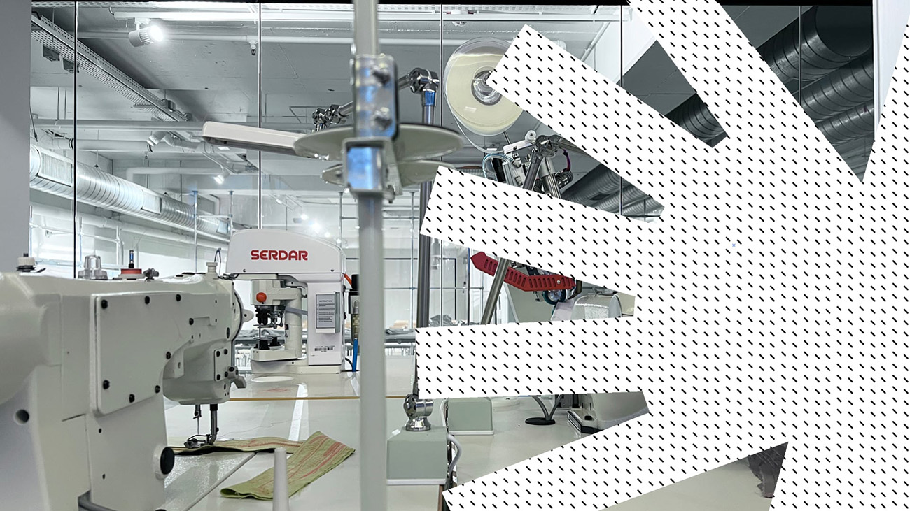 Moderner Nähmaschinenpark in einem industriellen Produktionsraum mit hoher Decke und Lüftungsrohren. Im Vordergrund eine professionelle Nähmaschine, im Mittelgrund eine Maschine der Marke Serdar; rechts grafische Dreiecksformen mit Punktmuster als Gestaltungselement.