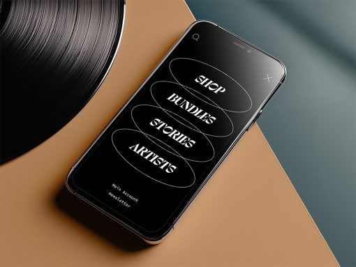 Mobile Navigation des Vinyl-Onlineshops We Are Vinyl, dargestellt auf einem schräg liegenden Smartphone neben einer Schallplatte auf beigem und grauem Untergrund. Der schwarze Bildschirm zeigt das geöffnete Navigationsmenü mit den vier Punkten »Shop«, »Bundles«, »Stories« und »Artists«, jeweils in weißer Serifenschrift innerhalb ovaler Umrandungen.