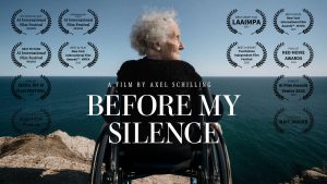 Filmplakat zu „Before My Silence“ von Axel Schilling: Im Zentrum sitzt eine ältere Person mit weißem Haar in einem Rollstuhl auf einer Felsklippe und blickt aufs offene Meer. Die Szene ist von hinten aufgenommen und vermittelt eine ruhige, nachdenkliche Atmosphäre mit weitem Horizont und blauem Himmel. Über dem Bild steht „A Film by Axel Schilling“, darunter groß der Filmtitel „Before My Silence“. Rund um das Motiv sind zahlreiche Festival-Auszeichnungen und Lorbeerkränze angeordnet, darunter Preise und Nominierungen internationaler KI- und Kurzfilmfestivals. Die Gestaltung vermittelt eine emotionale, cineastische Stimmung zwischen Einsamkeit, Erinnerung und Reflexion.
