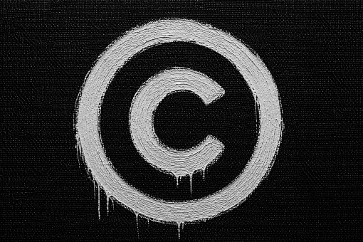 Nahaufnahme eines handgemalten weißen Copyright-Zeichens auf schwarzer Leinwand. Die Struktur des groben Canvas-Gewebes ist deutlich sichtbar. Das Symbol wirkt bewusst unperfekt mit organischen Pinselstrichen, rauen Kanten und dicker Ölfarbe. Mehrere weiße Farbläufer tropfen nach unten und verleihen dem Motiv einen rohen, lebendigen und fast streetartartigen Charakter. Die reduzierte Schwarz-Weiß-Ästhetik setzt Materialität und Textur in den Mittelpunkt.