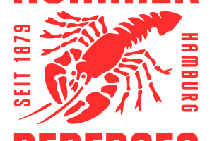 Grafische Darstellung in kräftigem Rot auf hellem Hintergrund: zentral eine stilisierte Garnele, umgeben von großer Typografie mit den Worten „HUMMER“, „PETERSEN“ sowie seitlich „SEIT 1879“ und „HAMBURG“.